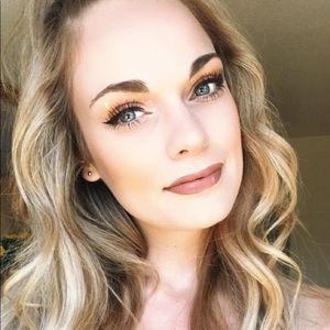 Meet your Posher, Corrine